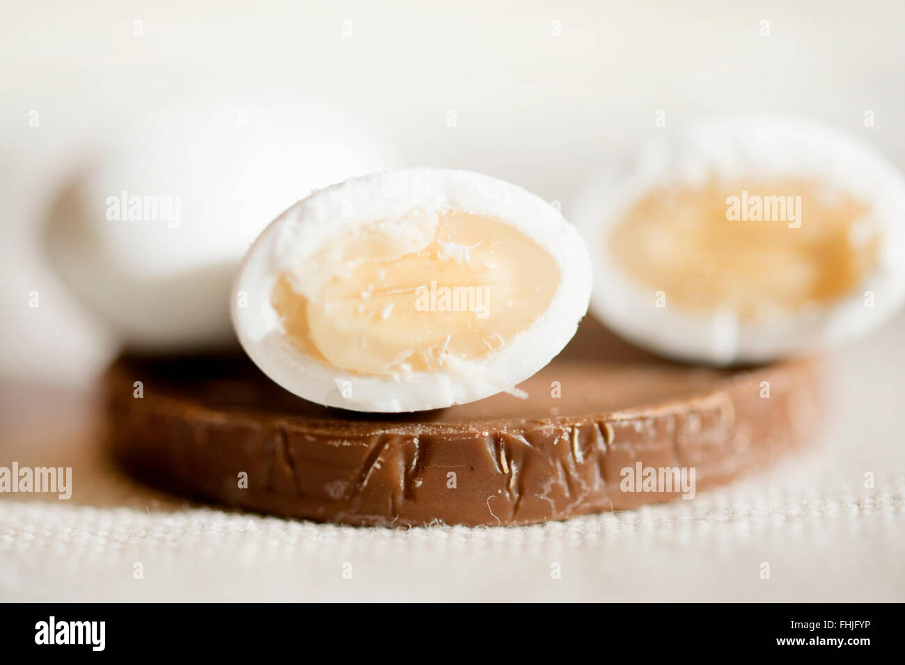 Confetti e cioccolato al latte Foto Stock