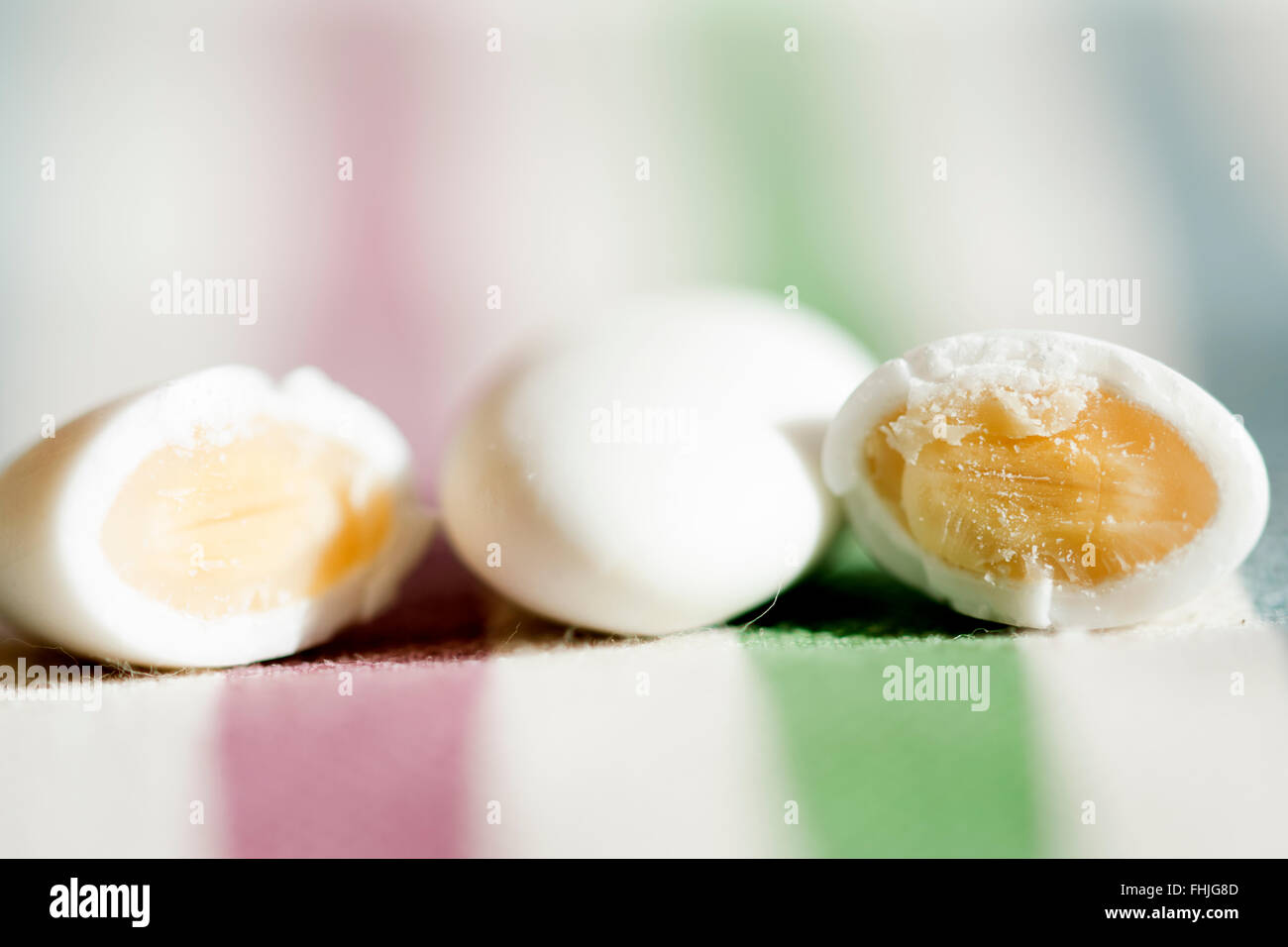 Confetti e cioccolato al latte Foto Stock