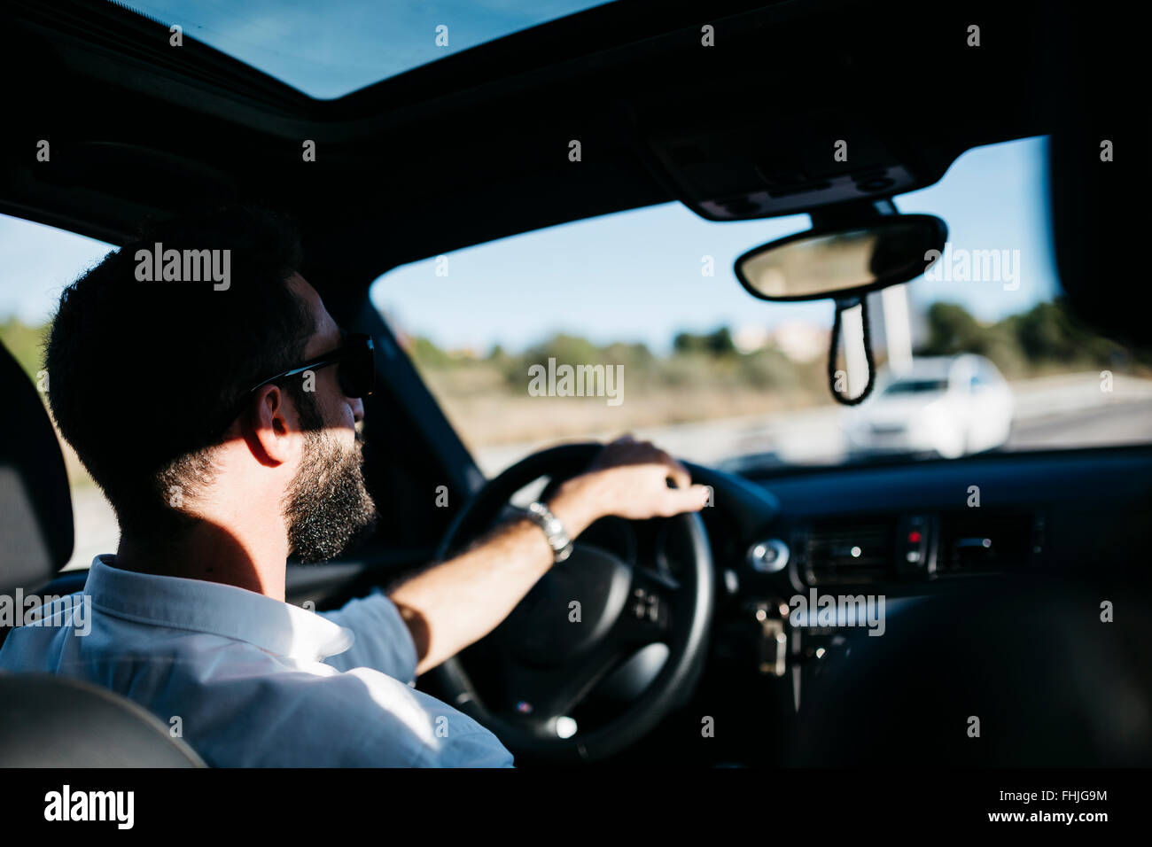 Giovane uomo alla guida di una vettura Foto Stock