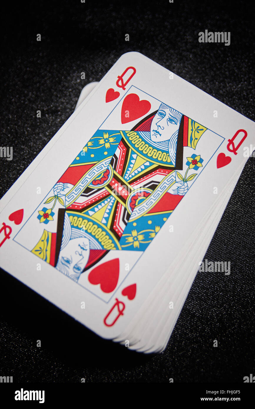La Regina di cuori La carta da gioco su un velluto nero lo sfondo. Foto Stock