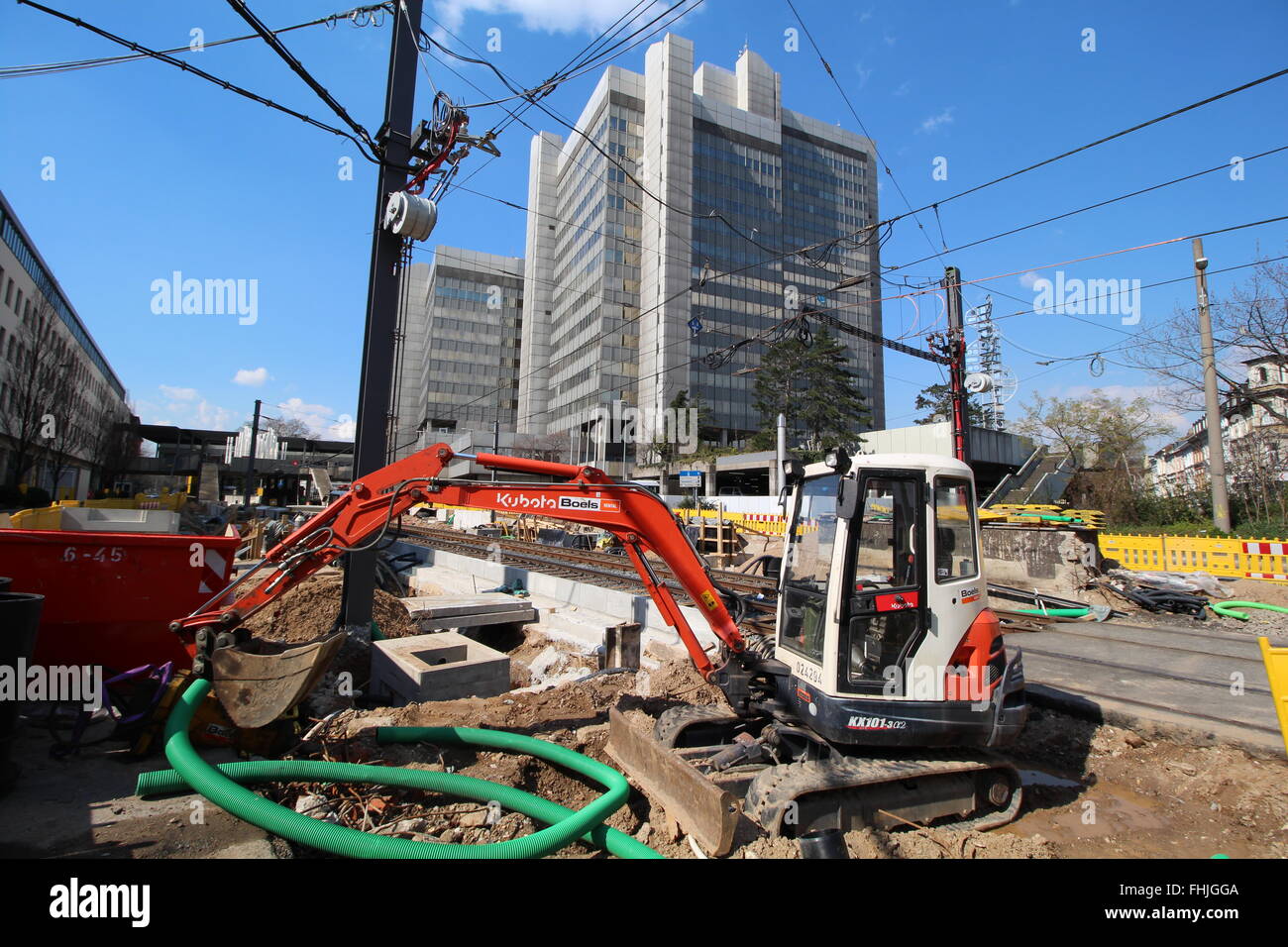 Sito di costruzione a Bonn in Germania presso il Berliner Platz', con il nuovo municipio in background Foto Stock