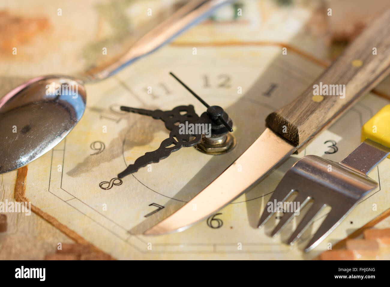 Ora di pranzo concetto con un orologio e posate Foto Stock