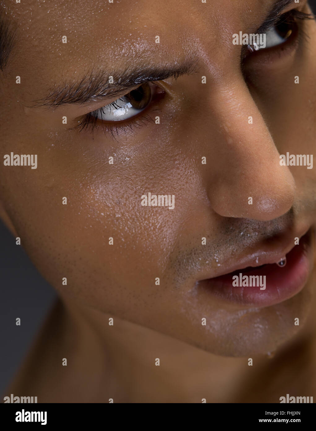 Close up di intensa ricerca uomo con umidità sul suo volto Foto Stock