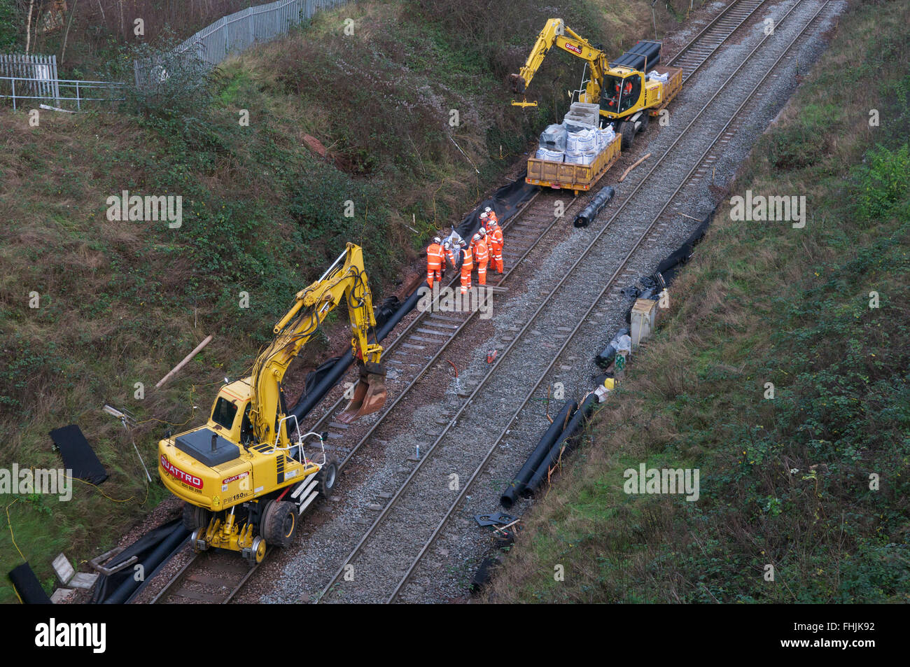 La guida della rete personale che lavora sulla via di manutenzione di linea durante la chiusura, UK. Foto Stock