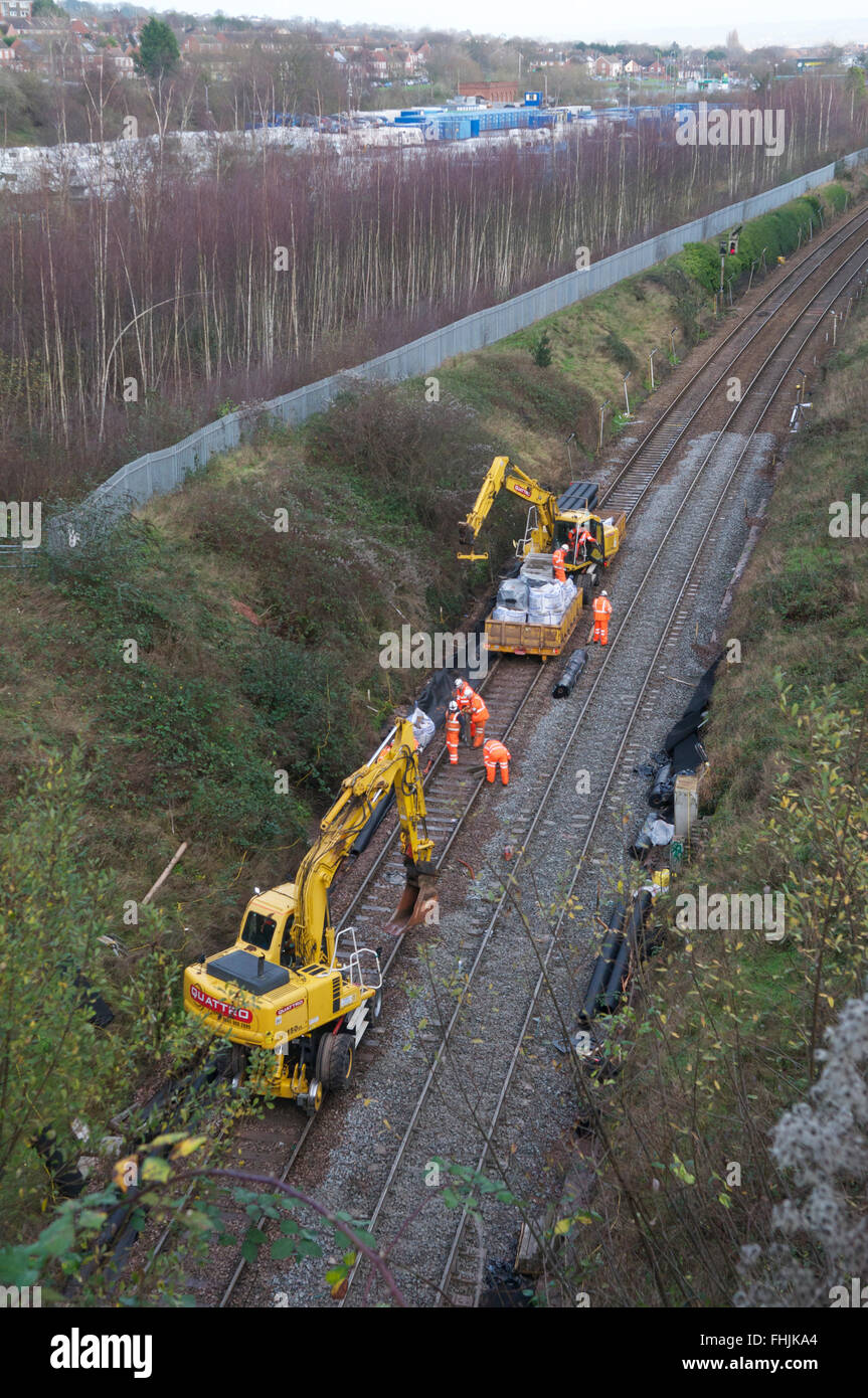 La guida della rete personale che lavora sulla via di manutenzione di linea durante la chiusura, UK. Foto Stock