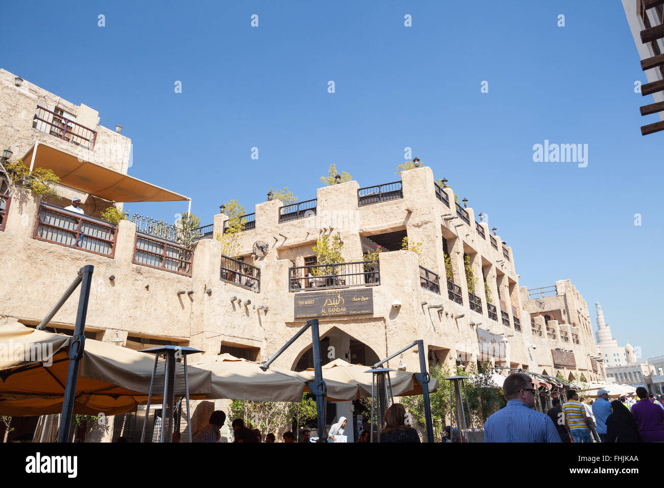 La gente camminare attraverso il souq Waqif, Doha, Qatar. Ristorante con terrazza. Foto Stock