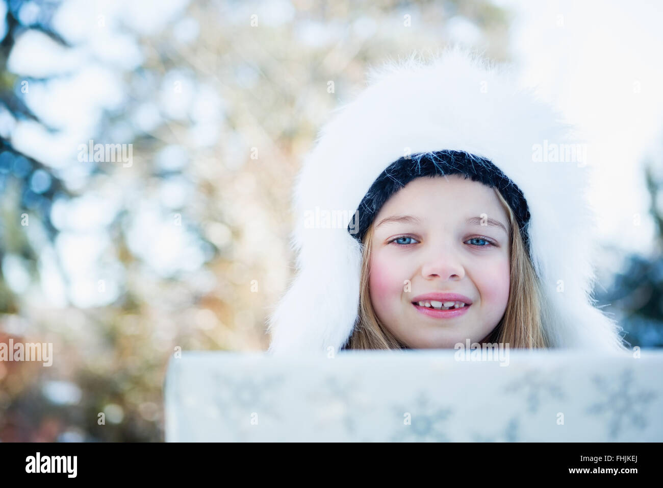 Carina ragazza con vestiti caldi Foto Stock