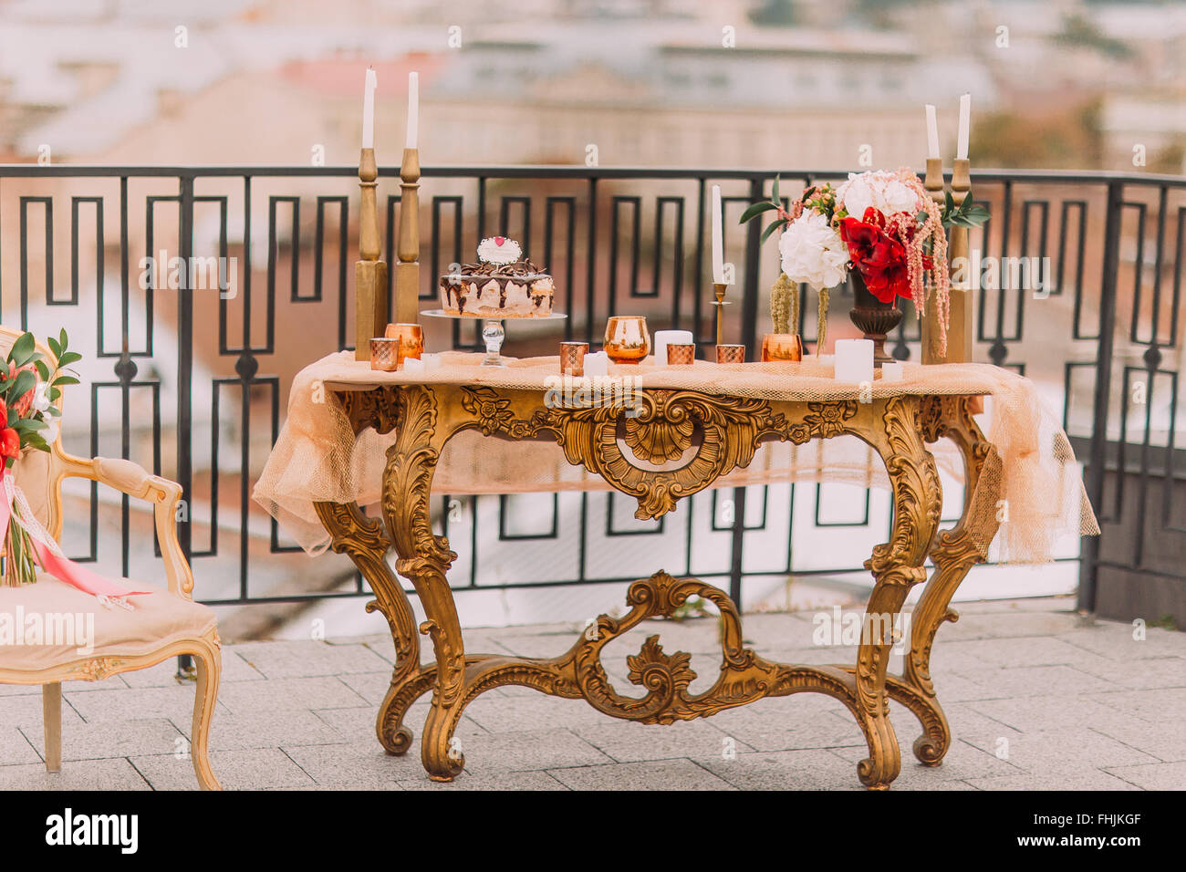 Lussuoso golden tavolo in stile orientale con la torta di nozze e spuntini Foto Stock