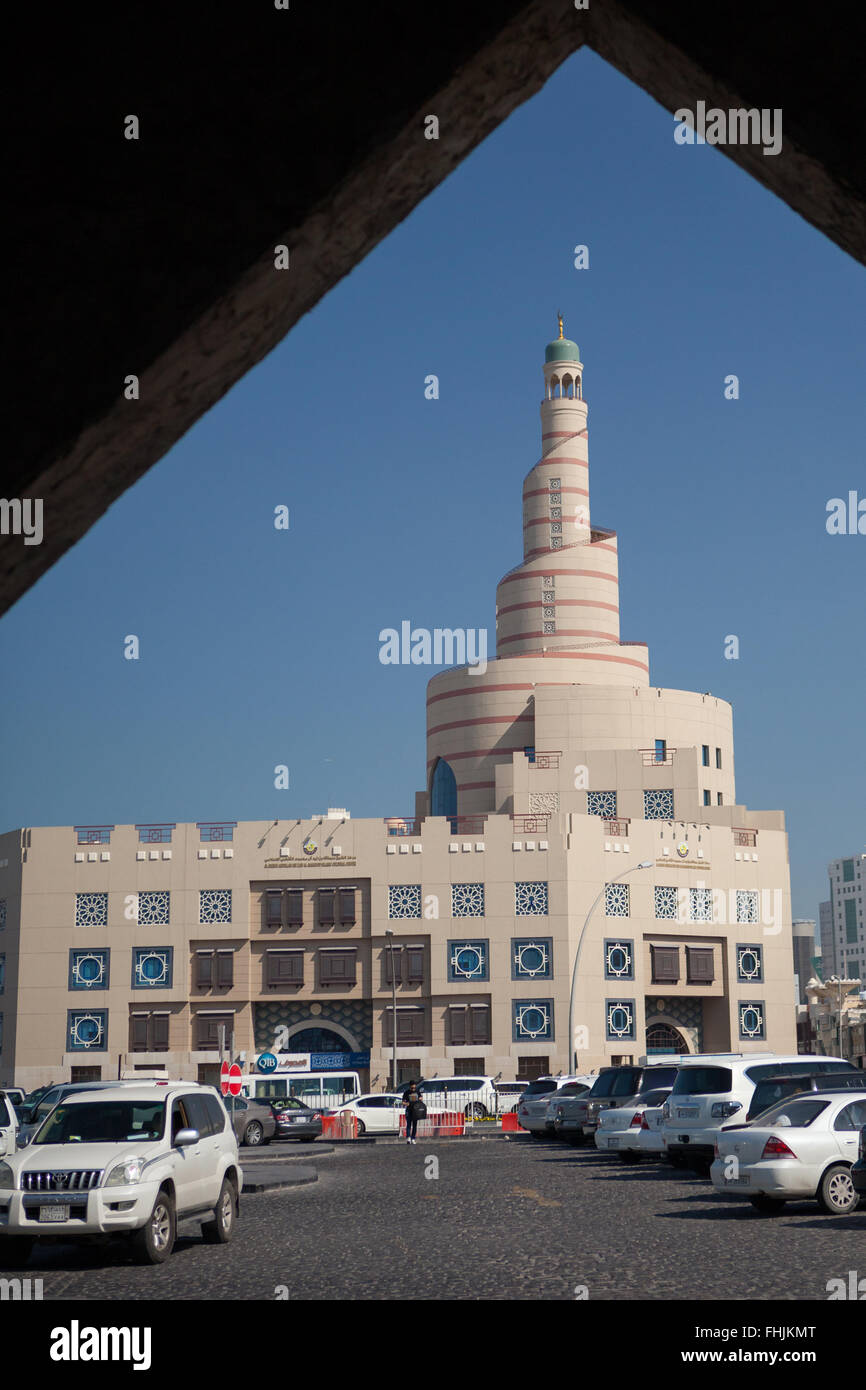 Fanar, Moschea a spirale, osservata attraverso un arco al Souq Waqif, Doha, Qatar Foto Stock