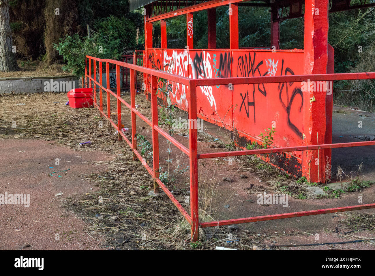 La barriera di ingresso per la coda per un derelitti theme park ride. Foto Stock