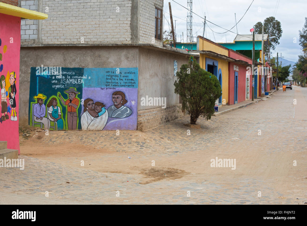 Santa Ana Zegache, Oaxaca, Messico - opere d'arte su una parete promuove i diritti dei popoli indigeni. Foto Stock