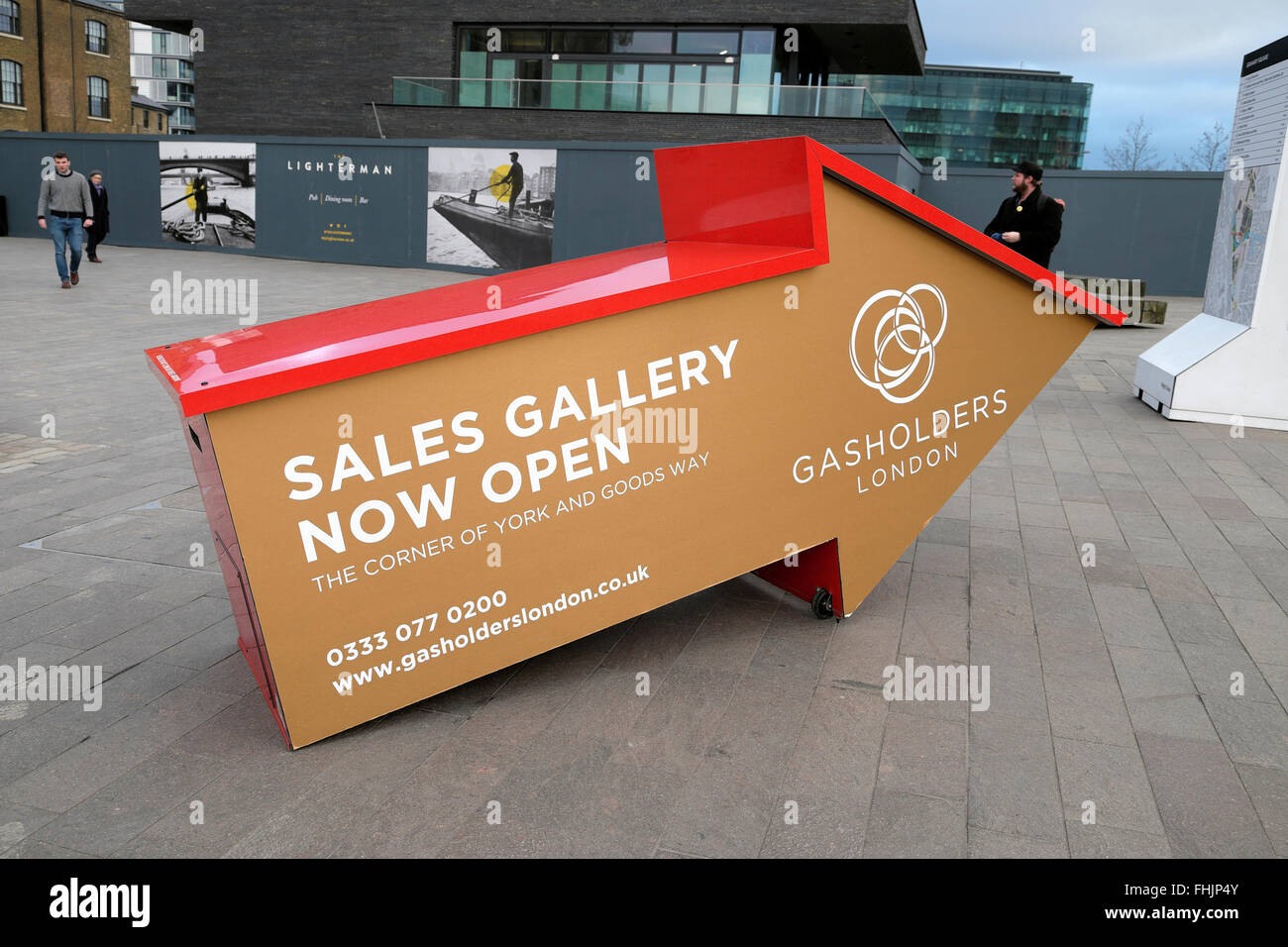 Annuncio freccia rivolta verso Gasholders Galleria di vendita di nuove case appartamenti in Kings Cross sviluppo Londra UK KATHY DEWITT Foto Stock