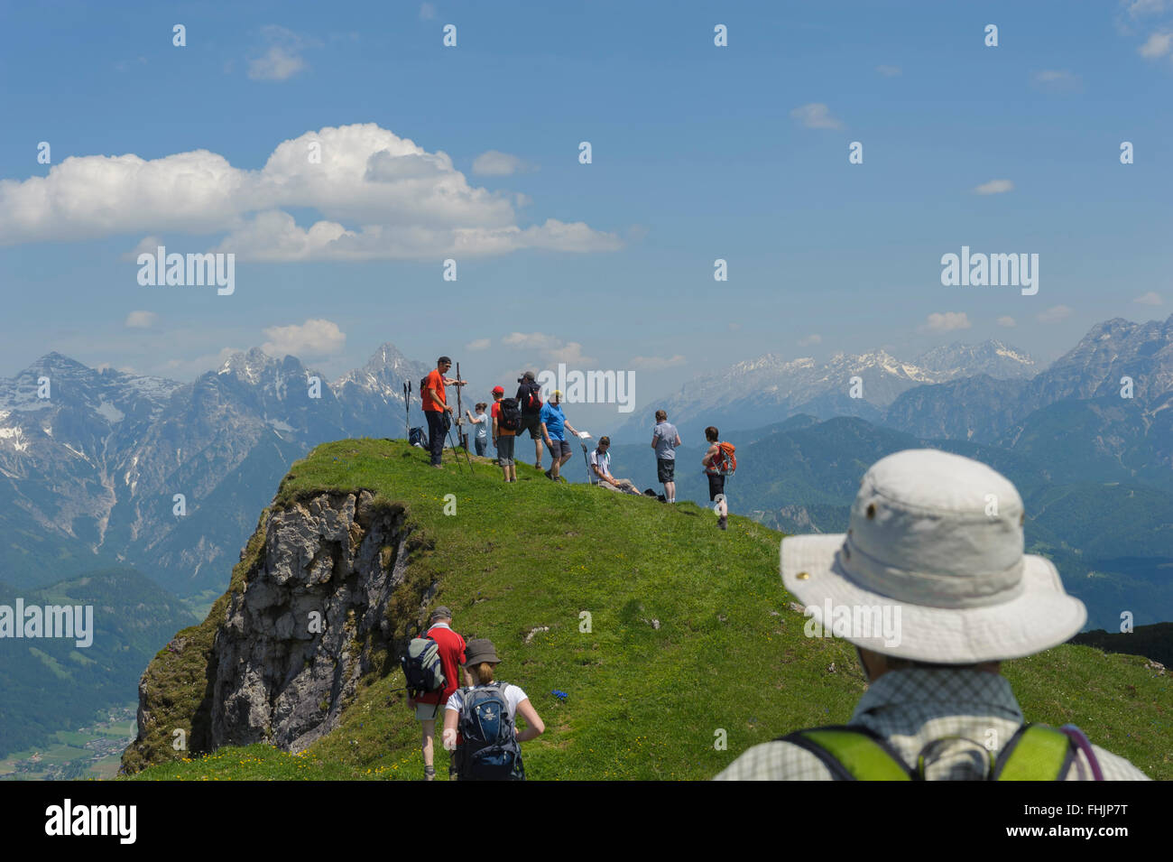 Gli escursionisti che gode di una vista panoramica sulla montagna dal Karstein Peak (1922m). Kitzbuehel. Tirolo. Austria. Foto Stock