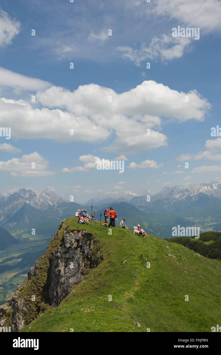 Gli escursionisti che gode di una vista panoramica sulla montagna dal Karstein Peak (1922m). Kitzbuehel. Tirolo. Austria. Foto Stock