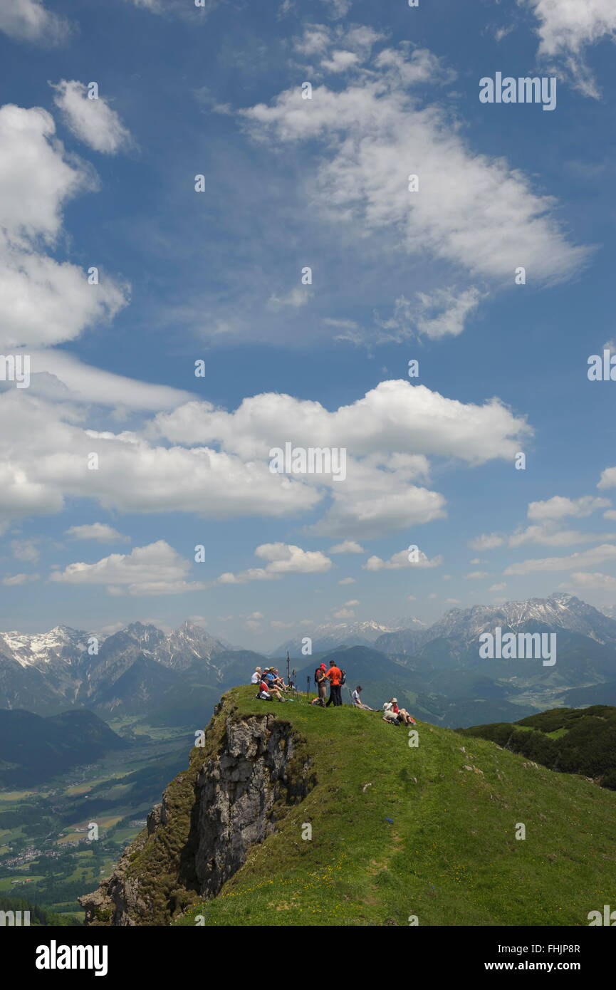 Gli escursionisti che gode di una vista panoramica sulla montagna dal picco Karstein. Kitzbuehel. Tirolo. Austria. Foto Stock