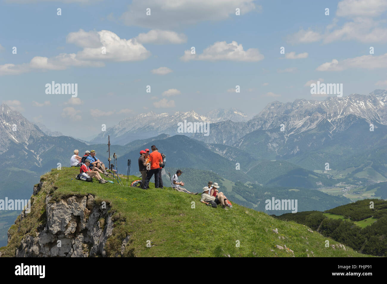 Gli escursionisti che gode di una vista panoramica sulla montagna dal picco Karstein. Kitzbuehel. Tirolo. Austria. Foto Stock