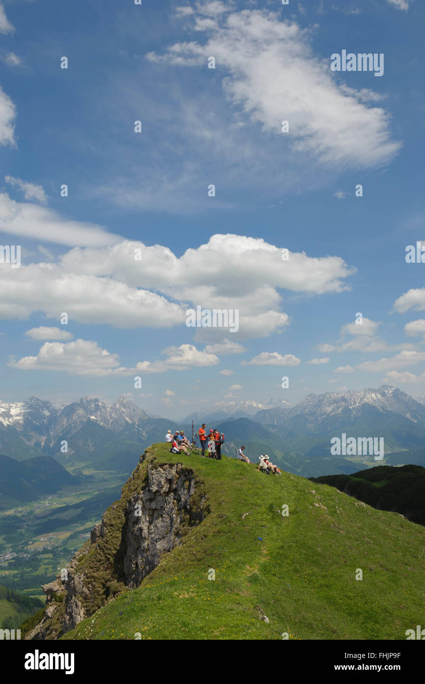 Gli escursionisti che gode di una vista panoramica sulla montagna dal picco Karstein. Kitzbuehel. Tirolo. Austria. Foto Stock