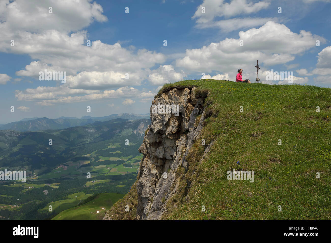 Un escursionista riposo dopo le escursioni a Karstein Peak (1922m) Kitzbuehel. Austria. Europa Foto Stock