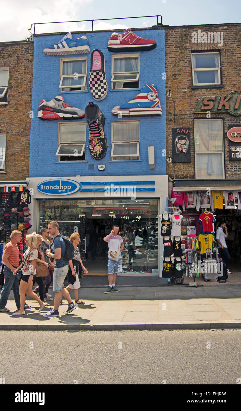 Camden High Street negozio di scarpe, facciata, Londra Foto stock - Alamy
