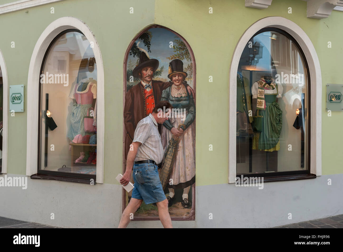 Turista nella parte anteriore di un austriaco tradizionale negozio di abbigliamento. Kitzbühel centro città. Austria. Europa Foto Stock