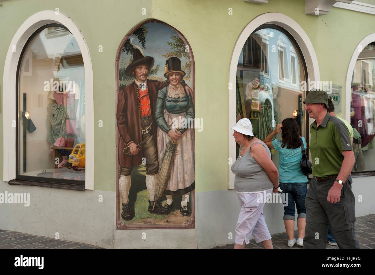 I turisti di fronte austriaco tradizionale negozio di abbigliamento. Kitzbühel centro città. Austria. Europa Foto Stock
