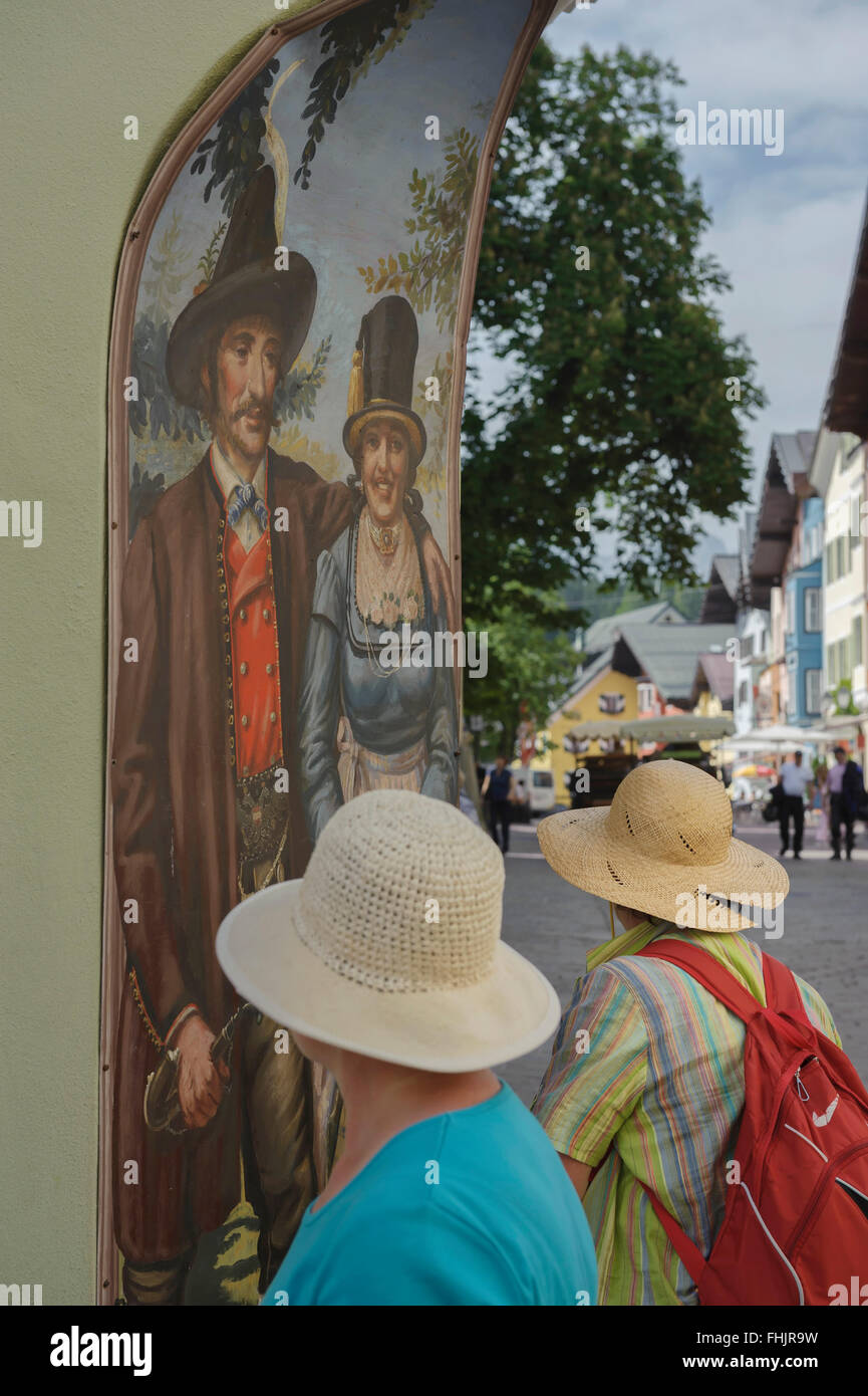 I turisti di fronte austriaco tradizionale negozio di abbigliamento. Kitzbühel centro città. Austria. Europa Foto Stock