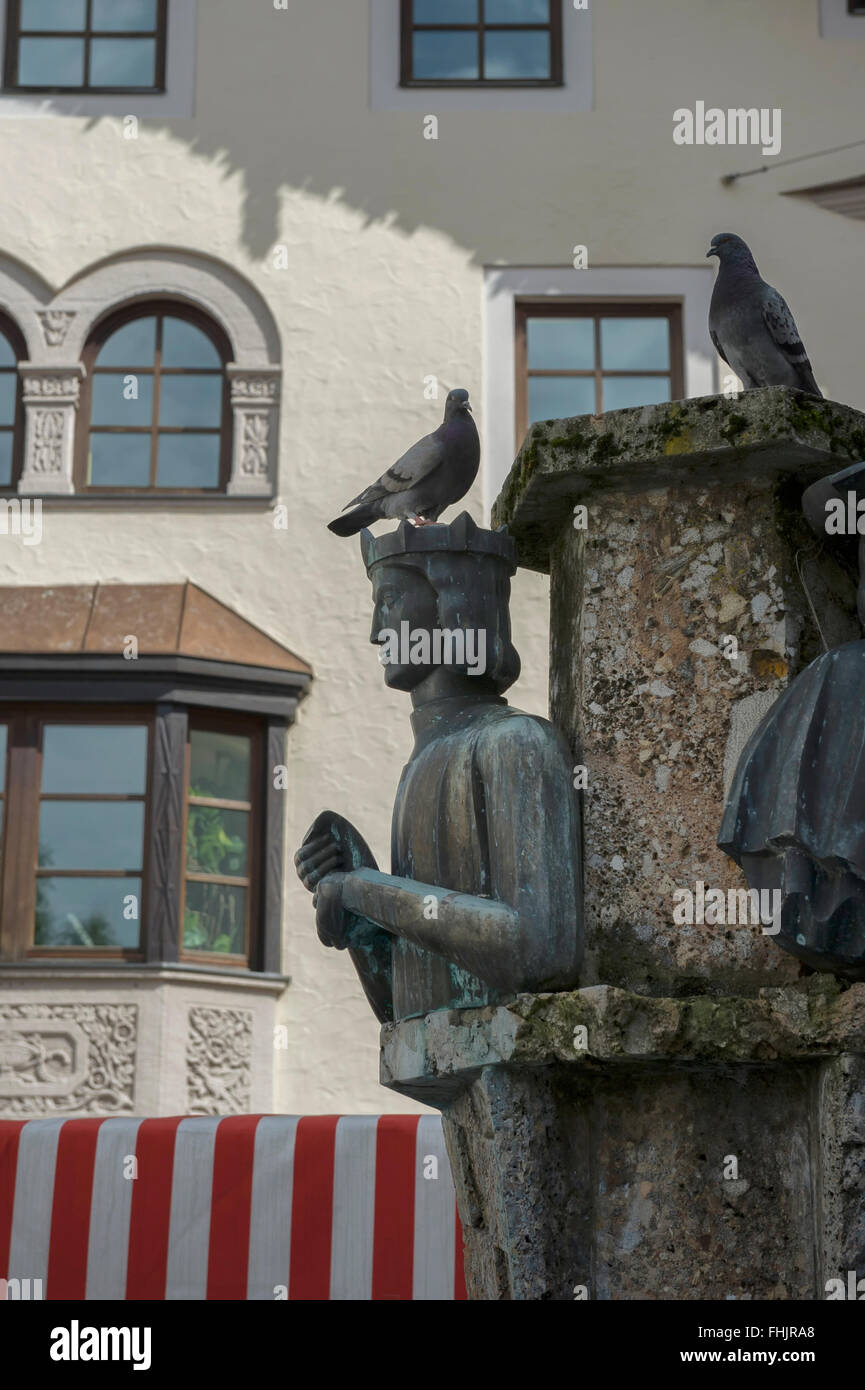 Città di Kitzbühel fontana nella Vorderstadt, Austria. Europa Foto Stock