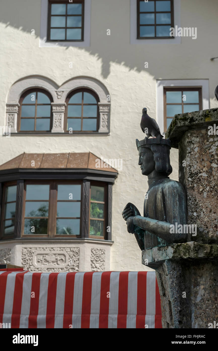 Città di Kitzbühel fontana nella Vorderstadt, Austria. Europa Foto Stock