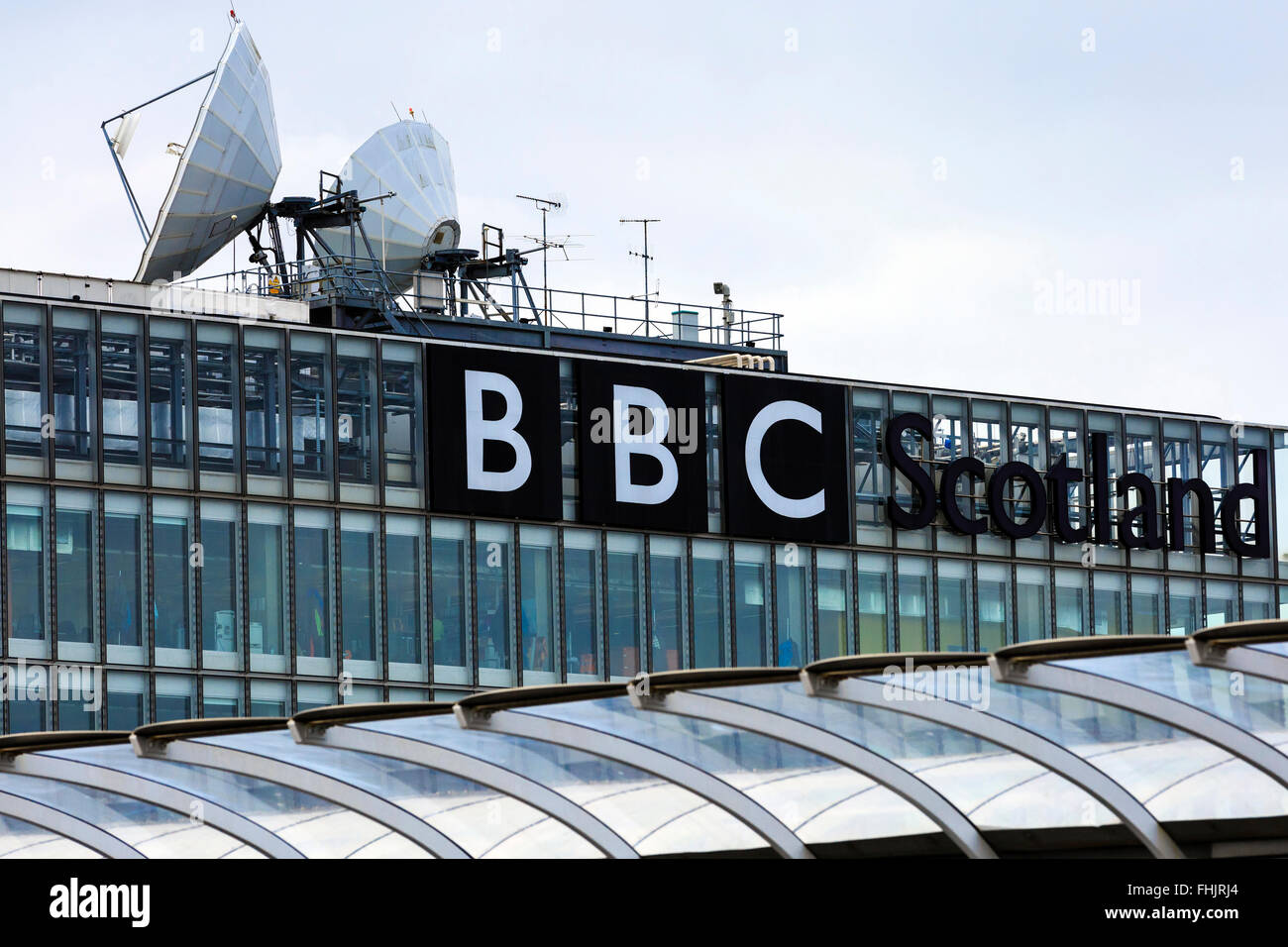 La BBC è la sperimentazione di un programma di notizie previsto di sostituire la lunga national 'Six ore di notizie " programma e il telegiornale regionale 'Reporting Scotland" con un nuovo programma chiamato 'Scottish sei". Il programma di prova deve essere modificato e presentato in Scozia ma ha eseguito in critiche dall' Unione nazionale dei giornalisti a causa della mancanza di consultazione e dal pubblico perché la Corporation sembra aver ceduto alle pressioni di SNP executive. Foto Stock