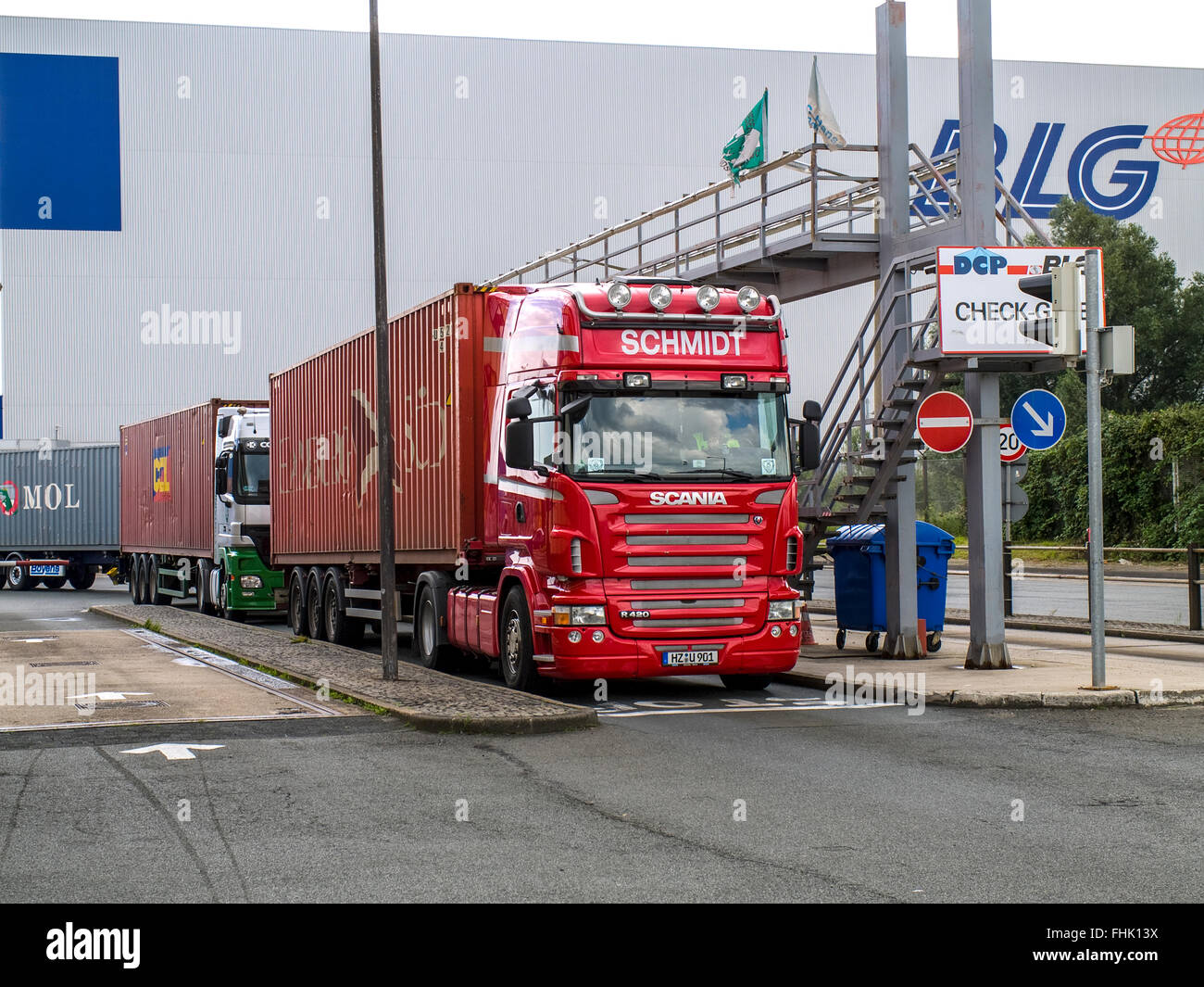 Carrelli con 40' contenitori allineati al momento del check-in Gate nel porto di Brema. Foto Stock