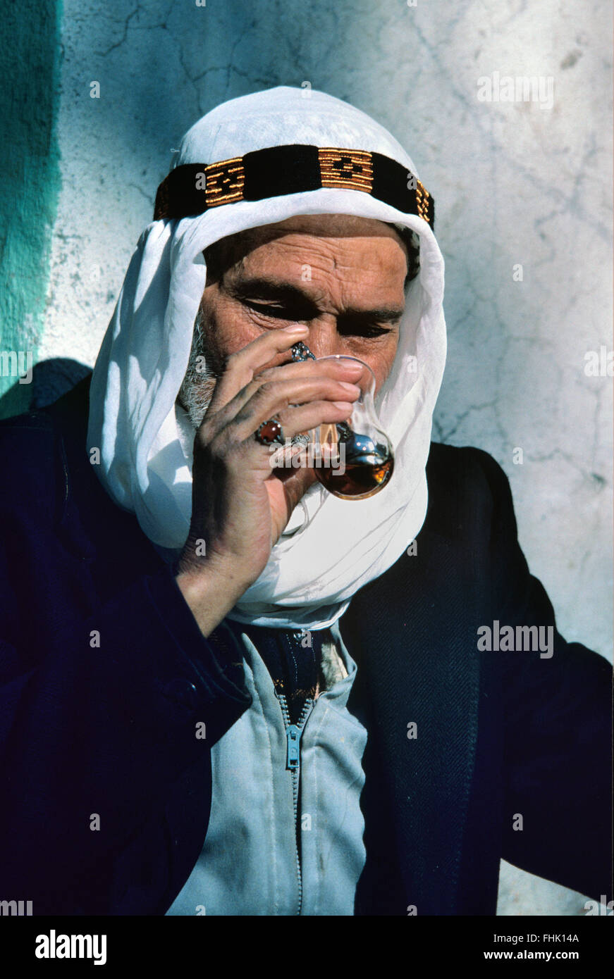 Bagno turco arabo o uomo arabo indossando Keffiyeh o Kufiya e bere il tè, Urfa o Sanliurfa, Turchia Foto Stock