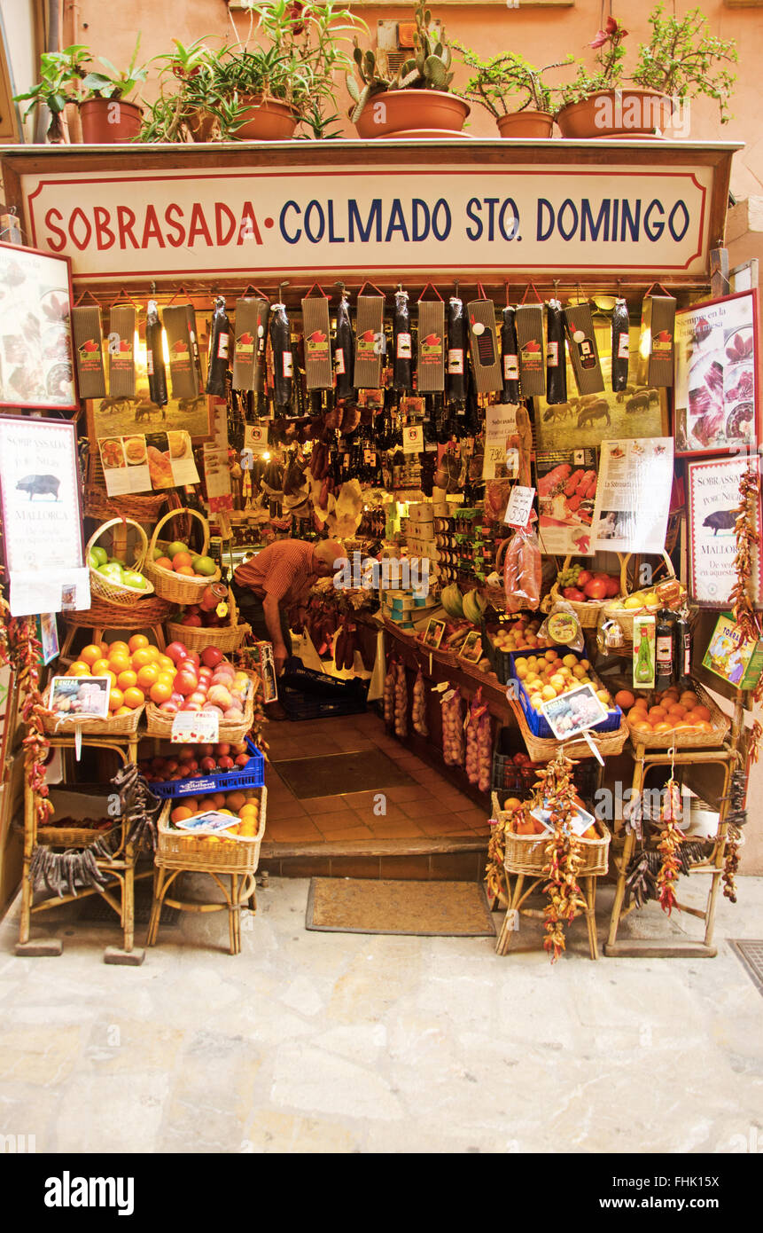 Maiorca, isole Baleari, Spagna: un negozio di generi alimentari di prodotti locali a Palma, conosciuto anche per il suo cibo locale Foto Stock Maiorca, isole Baleari, Spagna: un negozio di generi alimentari di prodotti locali a Palma, conosciuto anche per il suo cibo locale Foto Stock