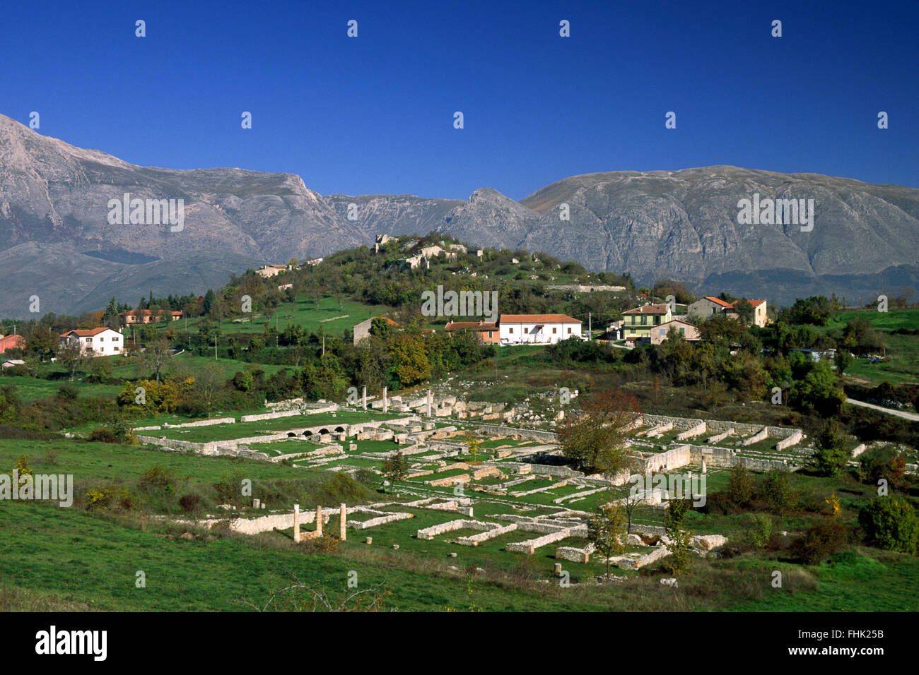 Italia, Abruzzo, rovine romane di Alba Fucens e Parco regionale Sirente Velino Foto Stock