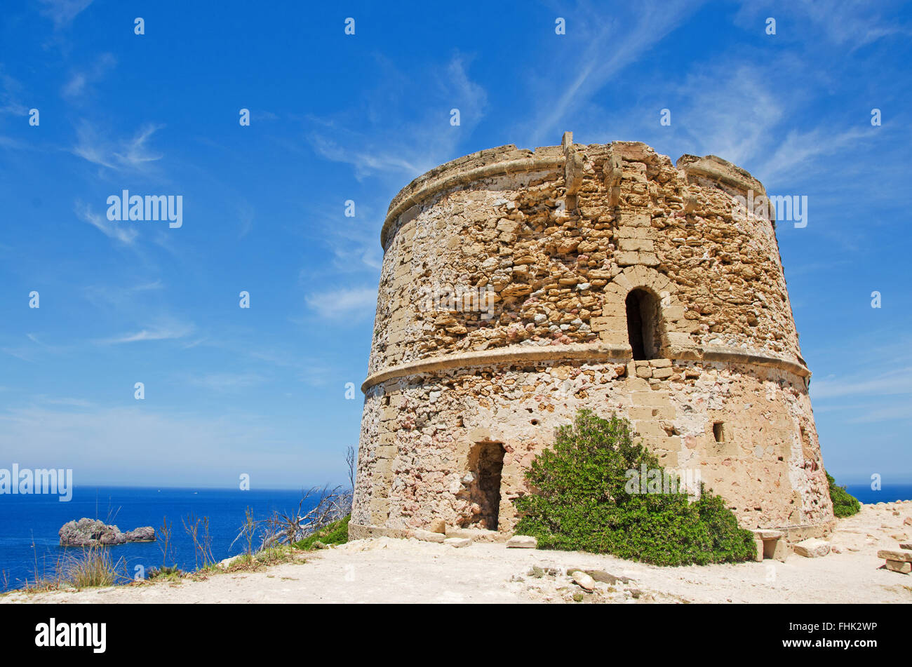 A Maiorca Isole Baleari: Vista della Torre des Matzoc, la vecchia torre di guardia su Morro d'Albarca, Cliff e il Mar Mediterraneo a nord dell'isola Foto Stock