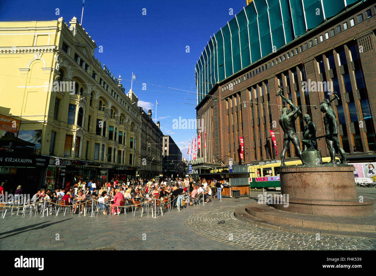 Finlandia, Helsinki, Aleksanterinkatu street, tre Smiths statua Foto Stock