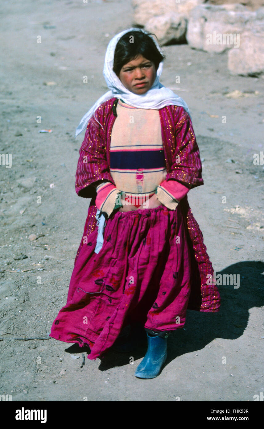 Turco o arabo arabo ragazza in turco tradizionale abito arabo e Head-Scarf a Harran in Turchia Foto Stock
