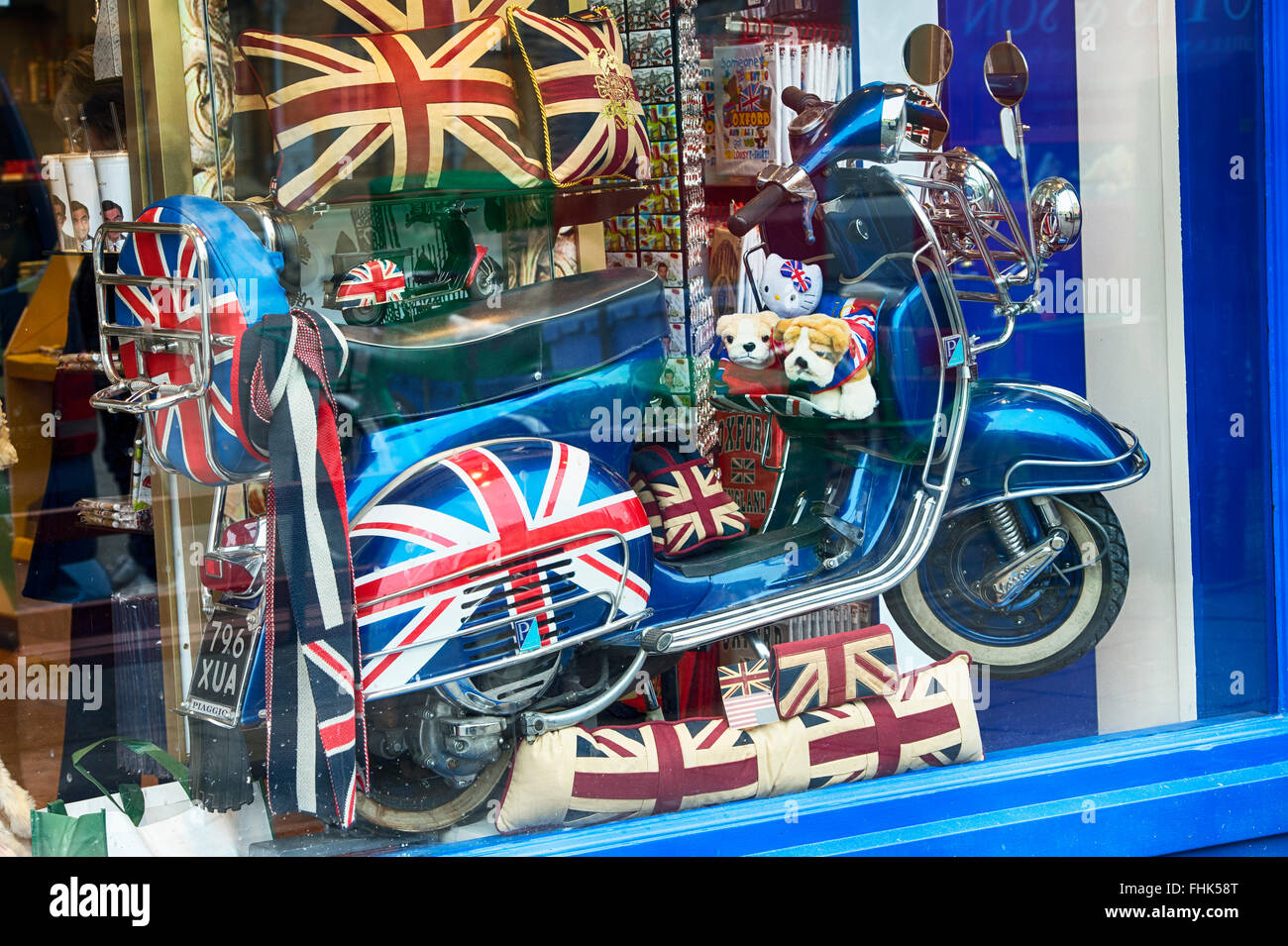 Mods scooter Vespa e union jack prodotti in un negozio la finestra di visualizzazione. Oxford, Inghilterra Foto Stock