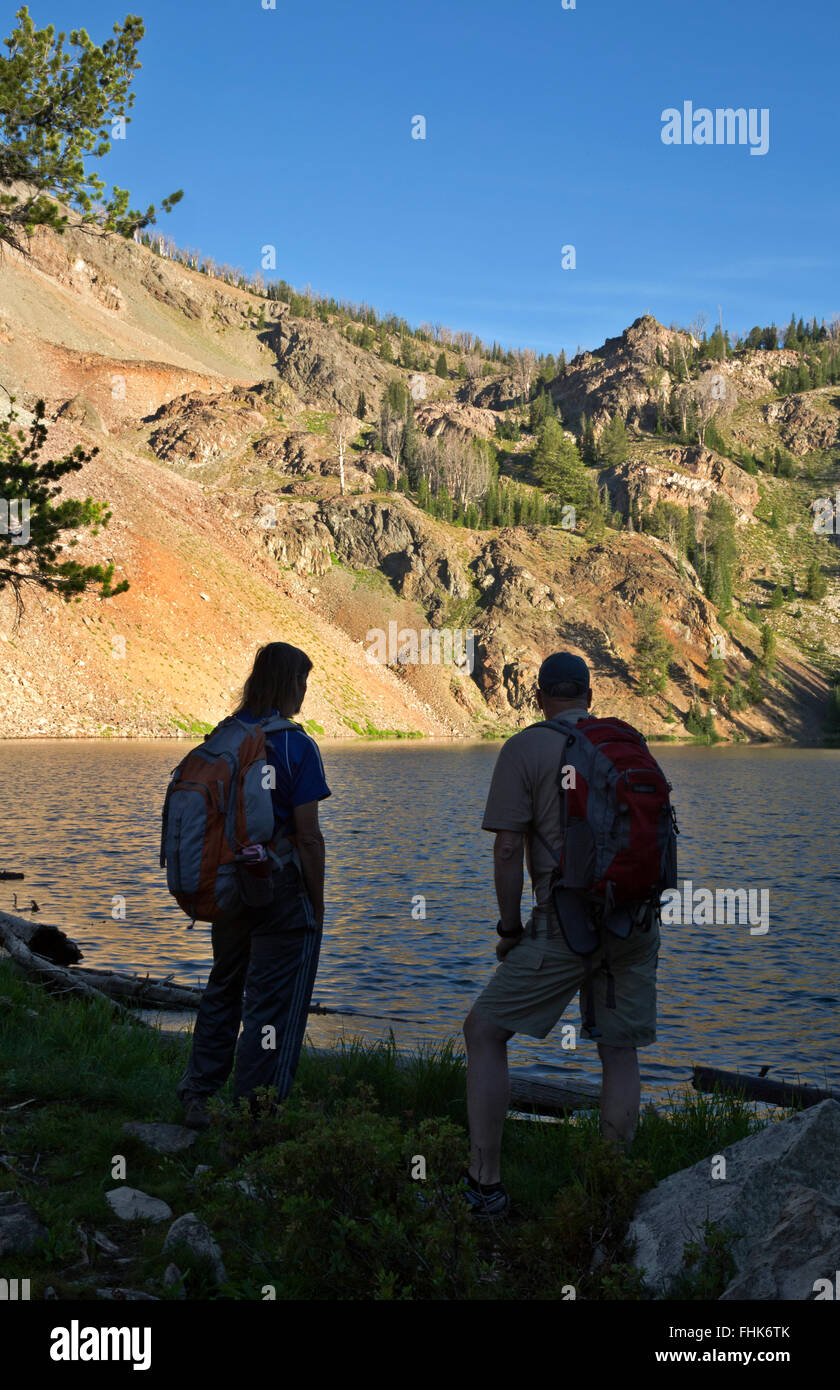 ID00452-00...IDAHO - gli escursionisti a Baker Lake in Ketchum Ranger distretto della Sawtooth National Forest. Foto Stock
