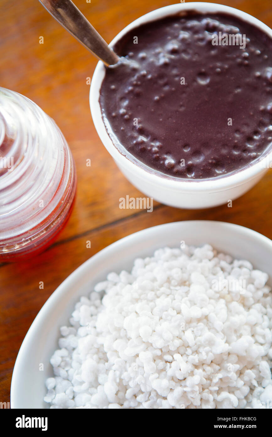 Acai berry pulp, tapioca e miele - colazione tipica pietanza in Brasile Settentrionale Foto Stock