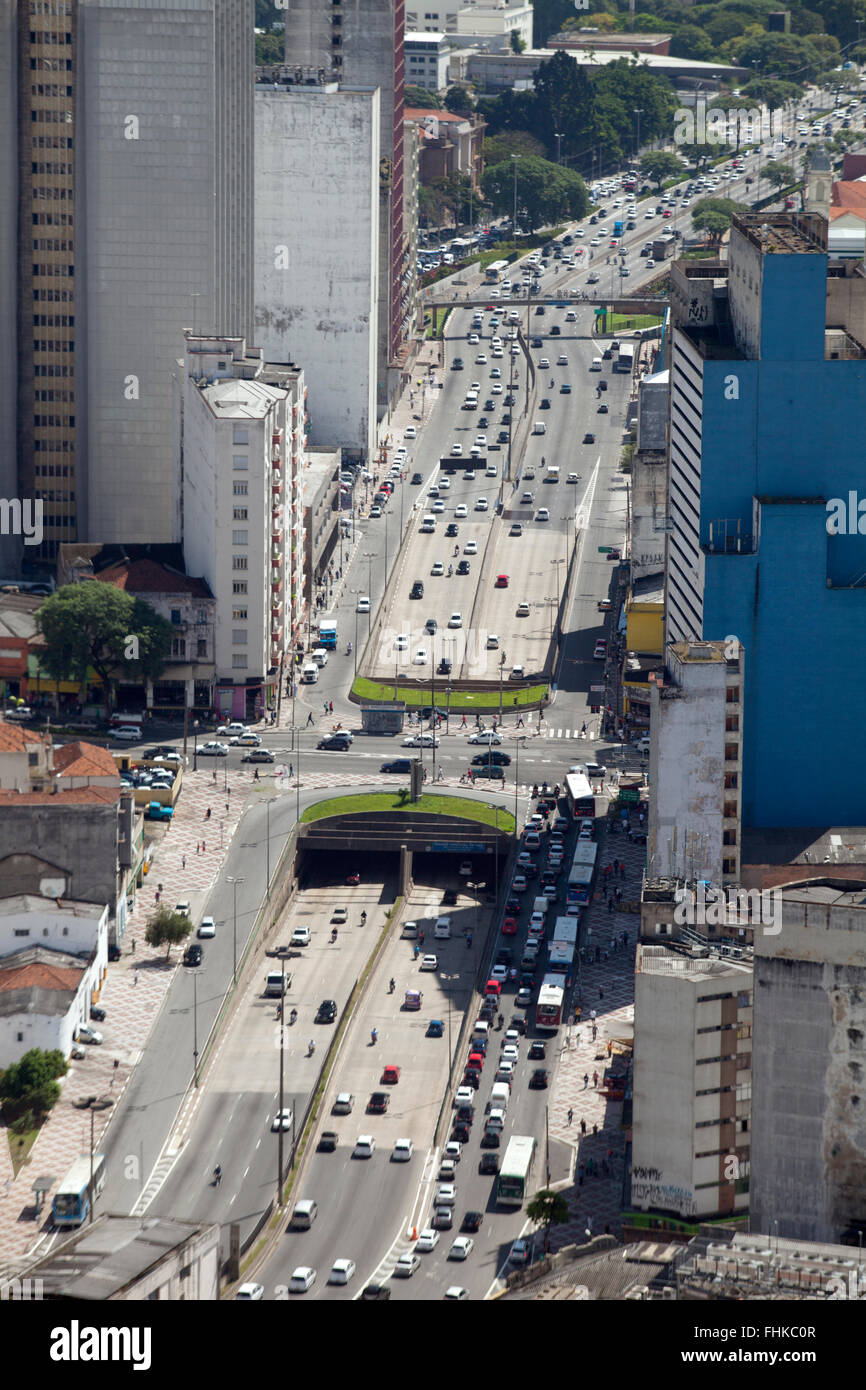Sao Paulo vista di multi-lane autostrada urbana nel centro della città Foto Stock
