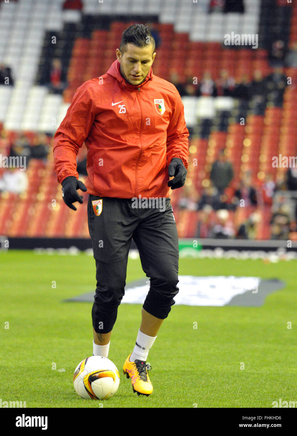 Augusta Raul Bobadilla si riscalda prima della UEFA Europa League round di 32, la seconda gamba partita di calcio tra Liverpool FC ed FC Augusta in Anfield, Liverpool, in Inghilterra, il 25 febbraio 2016. Foto: Stefan Puchner/dpa Foto Stock