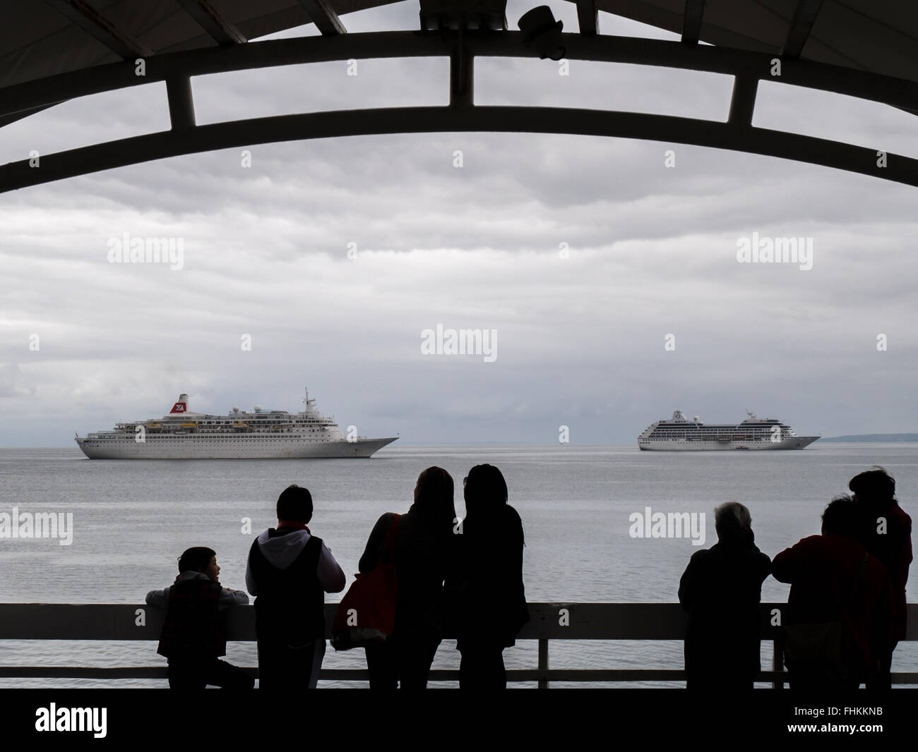 Persone che guardano la nave in Puerto Montt, Cile Foto Stock