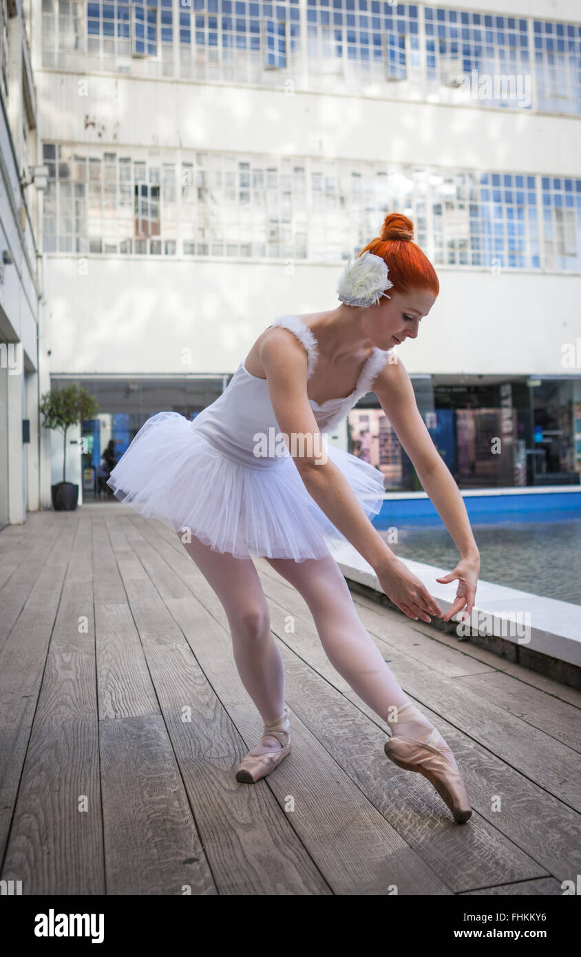 Ballerina in un ambiente urbano. Crema Custard Factory, Digbeth, Birmingham, Regno Unito Foto Stock