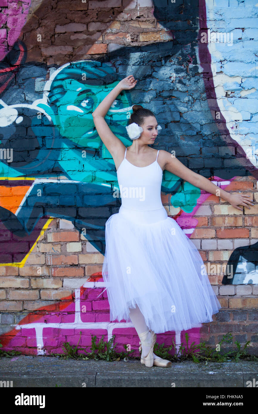 Ballerina in un ambiente urbano. Digbeth, Birmingham, Regno Unito Foto Stock