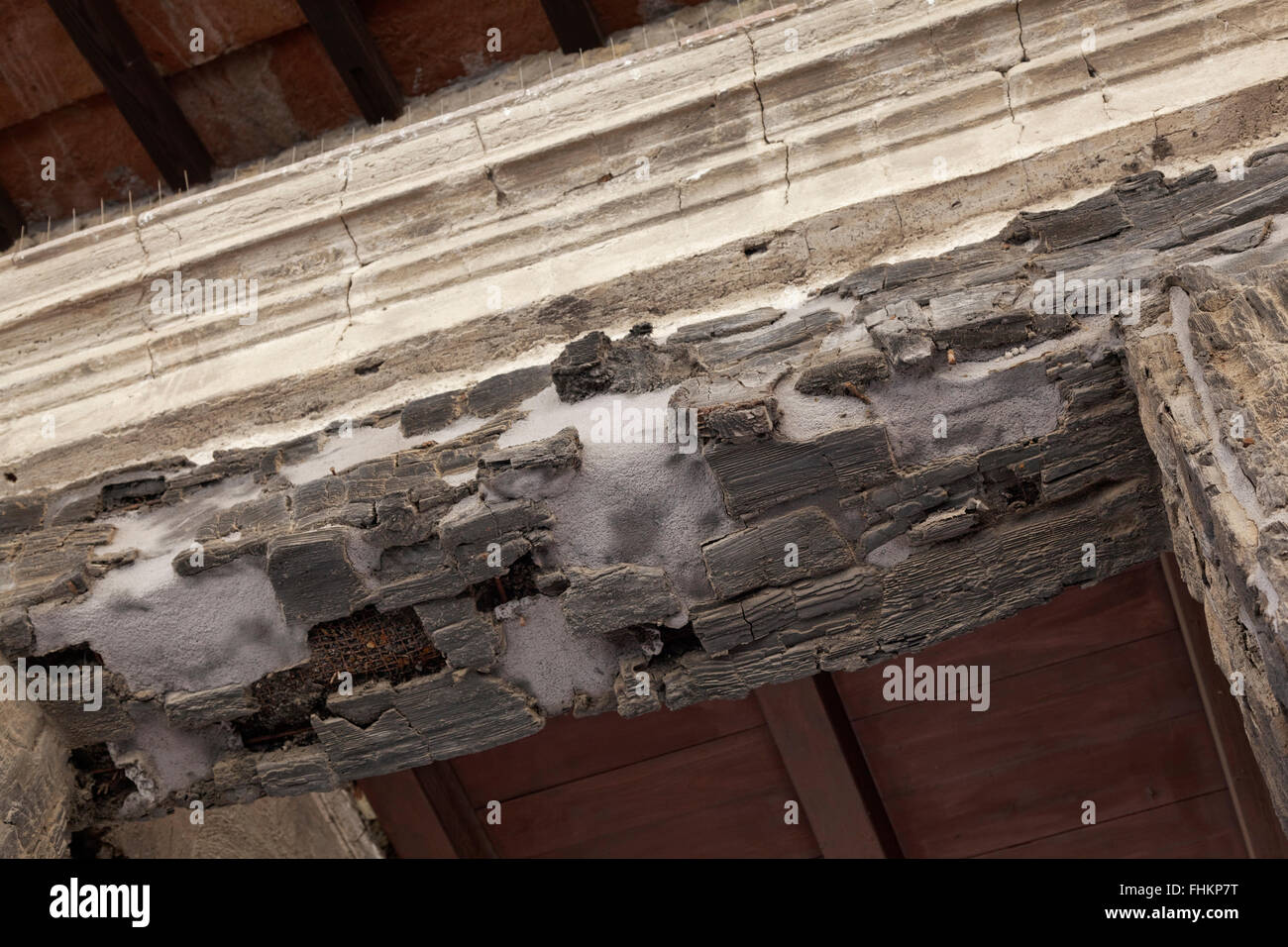 Legno carbonizzate architrave sopra una porta in scavi di Ercolano Foto Stock
