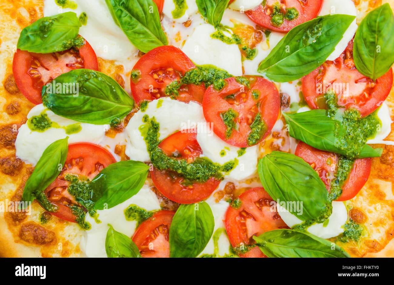 Il pomodoro pizza italiana. Il pomodoro fresco di basilico Mozzarella Pizza italiana Closeup Photo. Foto Stock