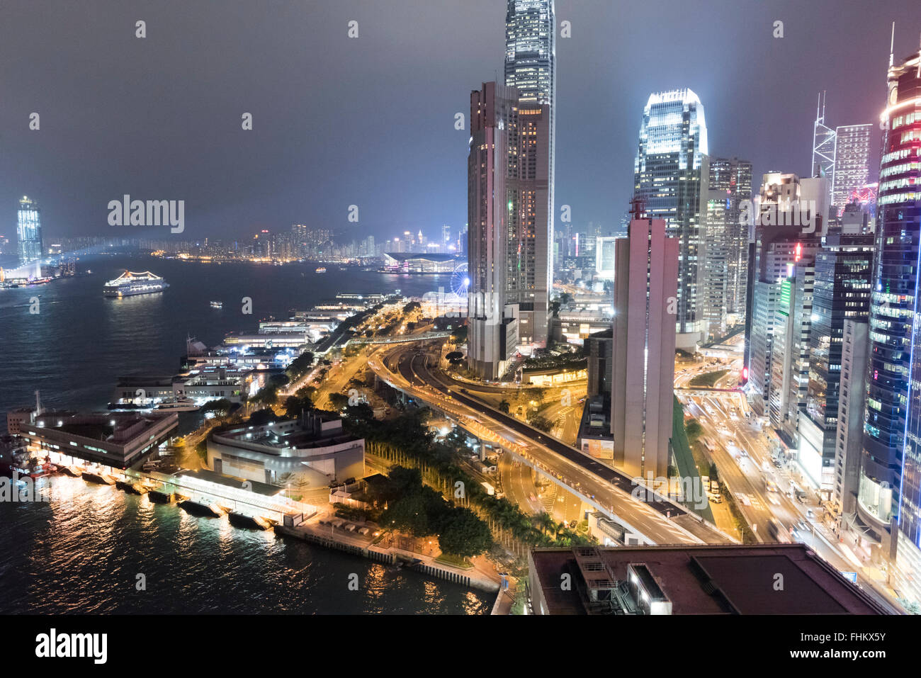Central, Hong Kong, di notte. Il posto più frequentato del mondo. Foto Stock