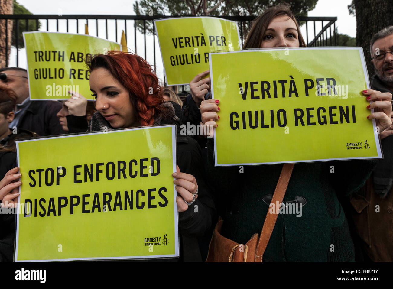 Roma, Italia. Il 25 febbraio, 2016. Centinaia di persone si radunano in quanto tengono un rally di fronte all'ambasciata egiziana per chiedere chiarezza e giustizia per la morte di Giulio Regeni, il giovane ricercatore italiano ucciso in circostanze misteriose in Egitto. © Giuseppe Ciccia/Pacific Press/Alamy Live News Foto Stock