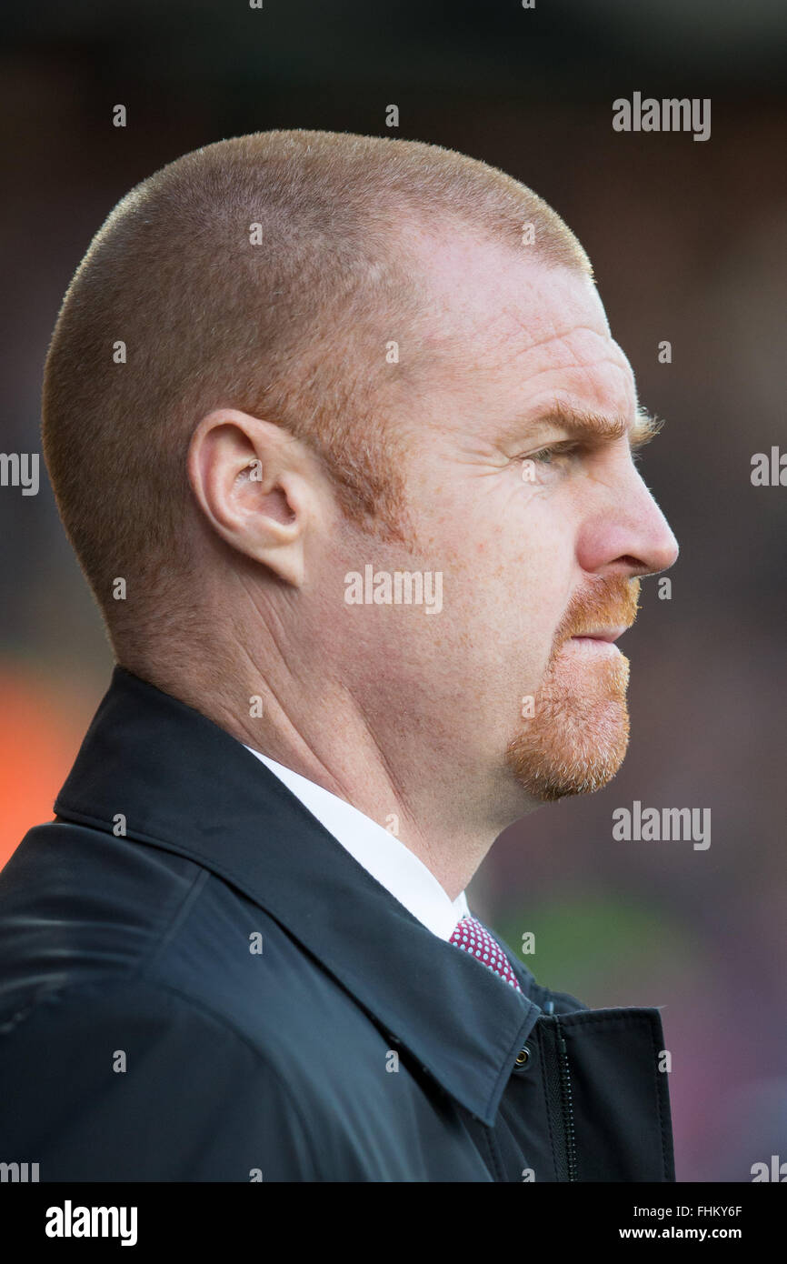 Burnley manager, Sean Dyche, orologi il suo lato prendere su QPR a Loftus Road su dicembre, 6, 2014. Foto Stock