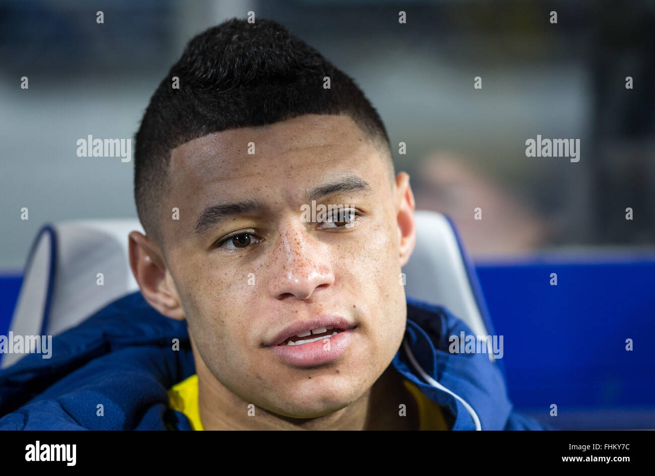 Alex Oxlade-Chamberlain guarda il suo lato prendere su QPR a Loftus Road a Marzo 4, 2015. Foto Stock